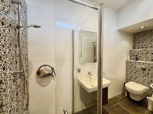 Family Shower Room- click for photo gallery